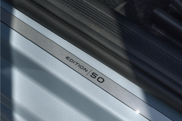 「EDITION 50」のロゴが入った専用前席ドアシルプレート。