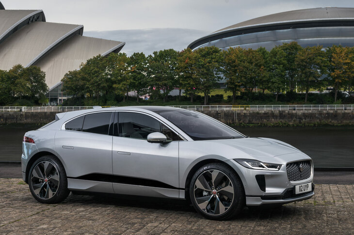 未来的なプロポーションのプレミアムBEVとして2018年に登場し、見事に散華した「ジャガーIペース」。あなたの雄姿は決して忘れまい……。