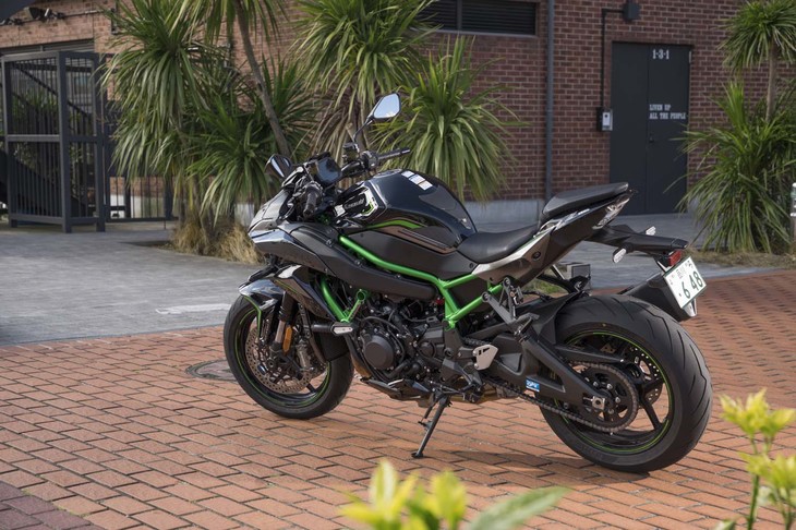 猛獣をイメージしてデザインされたという「Z H2」。一方で、機能部品の装飾を廃したシンプル化も特徴となっている。