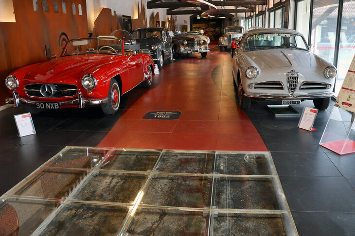 順路のところどころでは、展示車両に合わせ、当時の一般的な道路の状態が再現されていた。