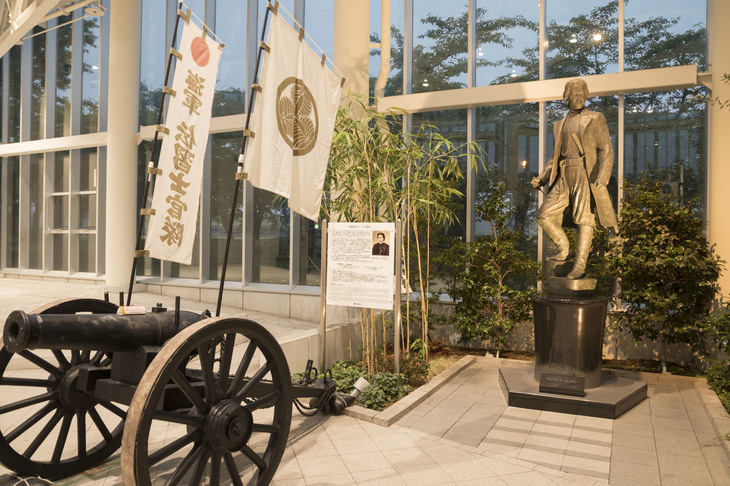 五稜郭タワーに飾られていた土方歳三像。土方は明治2年5月11日、新政府軍の総攻撃によって孤立した友軍を援護するべく出撃したが、一本木関門で銃撃を受け、35年の生涯を閉じた。