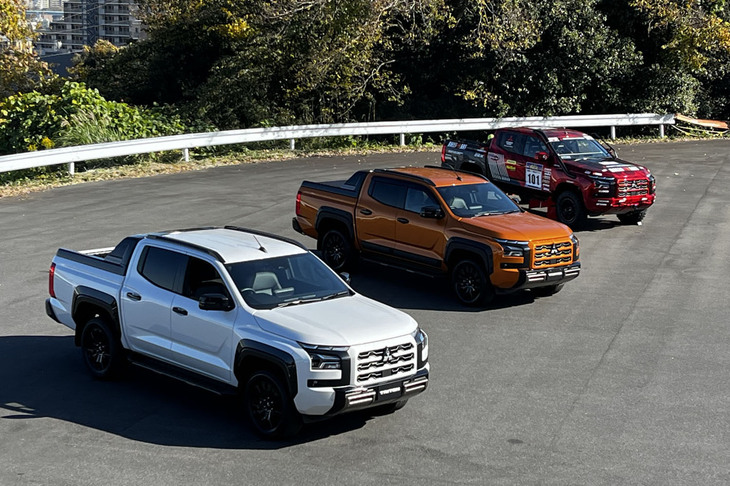 写真手前から「トライトンGSR」の標準仕様車、オプションアイテムを装着した「GSR」、2023年のアジアクロスカントリーラリーに参戦したチーム三菱ラリーアートの「トライトン グループT1」のレプリカマシン。