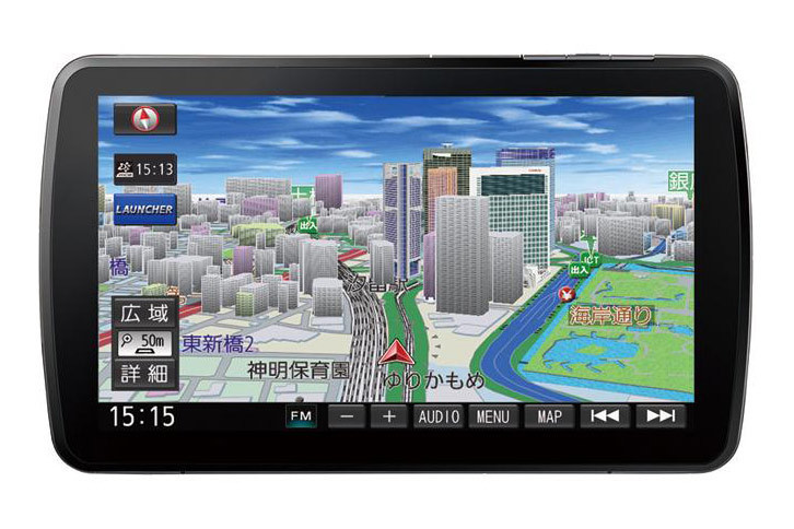 9V型大画面モデル「CN-F1XD」は
	クルマのダッシュボードに2DINスペースがあれば基本的に装着可能。それでもパナソニックでは運転の機能を妨げないことを1台1台確認し、現時点で280車種に取り付け可能としている。ディスプレイは左右スイングのほかに前後チルトや上下方向のスライドも可能。装着時のみだが奥行きの調整も可能。