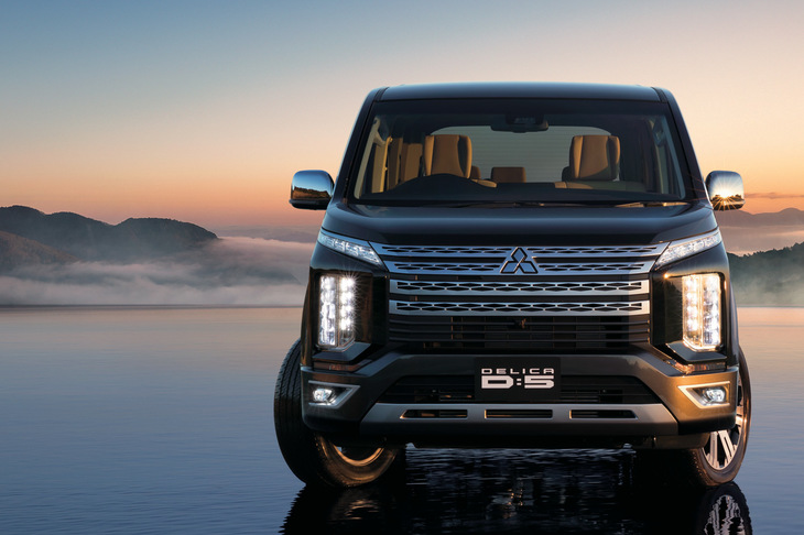 マイナーチェンジを受けた「デリカD：5」のフロントマスク。「ダイナミックシールド」と呼ばれる三菱最新のデザインコンセプトを取り入れたもので、斬新なフロントグリルの意匠から、一部のかいわいでは「電気シェーバー」というあだ名で呼ばれている。