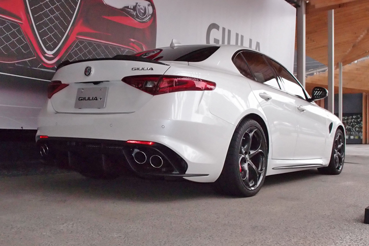 高性能モデル「ジュリア クアドリフォリオ」のリアビュー。