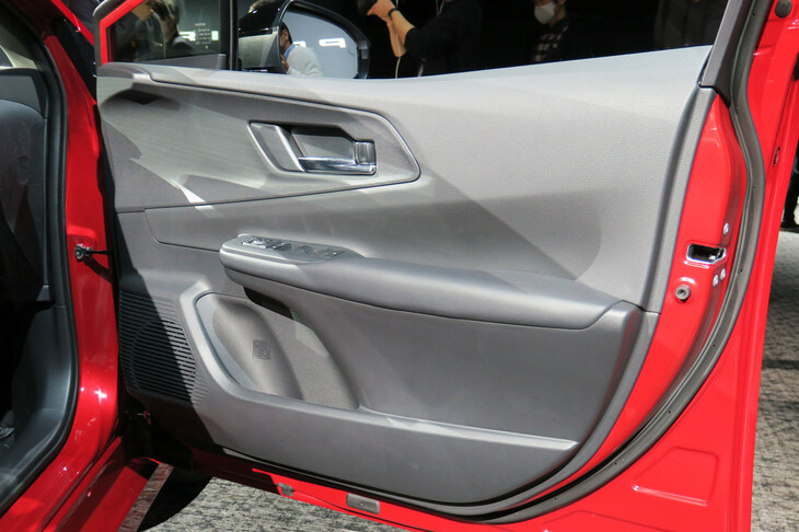 トヨタ・プリウス2.0L HEVプロトタイプ（フロントドアインナーパネル）