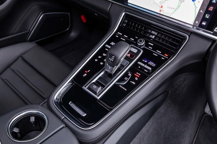 スロープ状のセンターコンソールには、主に空調やインフォテインメントシステムの操作スイッチが並ぶ。