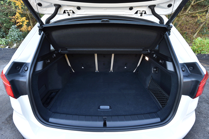 後席を起こした状態でのラゲッジルームの容量は、従来モデルより85リッター大きい505リッター。12Vの電源ソケットや収納ネットなどが標準装備される。（写真をクリックすると、シートアレンジが見られます）