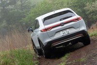 ハイブリッド車でも「ヴェゼル」の4WDシステムは後輪をプロペラシャフトによって駆動。前後6：4～5：5の範囲でトルクを配分し、基本的に常時4輪を駆動する。