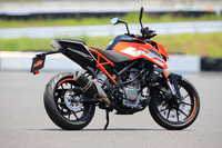 KTMによれば、現在は世界的に、ベテランのライダーを中心に小排気量バイクに対する需要が高まっているとのこと。ただし、車体は小さくとも、高級な作りの製品が求められているという。