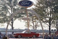 1964年のニューヨーク万博で発表された「フォード・マスタング」。エンジンを含む豊富なオプションを選ぶことで、自分だけの一台をクリエイトできる先進的なフルチョイスシステムを採用していた。