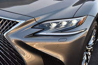 アグレッシブなデザインの3眼LEDヘッドランプ（写真）は全車に標準装備される。