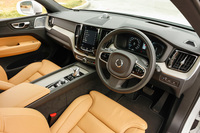 流木をモチーフとしたリアルウッドや質感の高いメタル素材をあしらうなど、北欧のクラフトマンシップが随所に見てとれる。