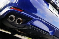 ディフューザー風のリアバンパー下部のデザインと2本出しのマフラーが標準モデルからの変更点。