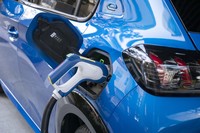 給電口は左リアに配置される。日本国内で多いCHAdeMO方式の急速充電にも対応。約50分で80％のチャージが可能となる。