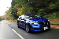 箱根のワインディングロードを行く「メガーヌGT」。シフトパドルにはマルチシフトダウン機能が備わっており、マニュアルモードで左のパドルを引き続けると自動で2段以上シフトダウンし、最適なギアを素早く選ぶことができる。