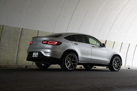 リアへ向けて流れ落ちるようなルーフラインが特徴的な、メルセデスの「GLCクーペ」。日本導入は2017年2月で、2019年10月にAMGモデルともどもマイナーチェンジを受けた。