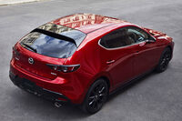 今見ても斬新なスタイリングの「マツダ3」。「ワールドカー・オブ・ザ・イヤー」の部門賞で、その年にデビューしたクルマのなかで最も美しいクルマを選出する「ワールド・カー・デザイン・オブ・ザ・イヤー」を受賞している。