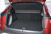 荷室の容量はエンジンモデルと同じ434～1467リッター。後席の背もたれは40：60分割式。