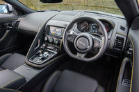 インテリアでは、レザーのステッチや各所に配された「400」のロゴなど、イエローのアクセントが主張する。