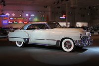 1949年「キャデラック・クーペ・ド・ヴィル」。オープンカーではないのに、その屋根を「ハードトップ」と称した初期の例である。