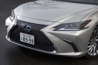 ヘッドランプユニットの形状など、フロントマスクはフラッグシップサルーン「LS」によく似ている。“バージョンL”では三眼LEDランプが標準装備となる。