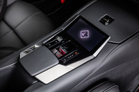 「リヴォリ」グレードの標準アイテムとなる、シフトセレクター上部に設置された「DSスマートタッチ」。5インチサイズのタッチ式ディスプレイを用いて、手元でインフォテインメントシステムの操作が行える。