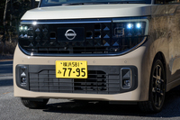 ヘッドランプの内部までブラックにしたフロントマスクが新型の特徴。日産のオフィシャルウェブサイトでボディーカラーがブラックの仕様を見ると面白い。