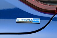 右のリアコンビランプ下部には「E-TECH HYBRID」のバッジが貼られる。