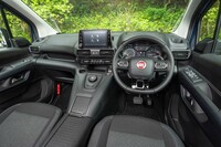 ホーンボタンに「FIAT」バッジが備わる以外は、ダッシュボードのつくりは「ベルランゴ」と変わらない。ベルランゴのモノトーン版という印象だ。