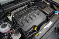 搭載される2リッター直4ディーゼルターボエンジンは、尿素SCRシステムやディーゼルパティキュレートフィルターなどを備えることで、日本のポスト新長期排ガス規制に適合している。