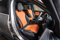 シエナブラウン×ブラックの本革シートは「AMGレザーエクスクルーシブパッケージ」でしか選べないカラーリングだ。