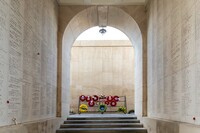 メニン門のなかの壁面には遺体が見つかっていない兵士の名前がびっしりと刻まれています。