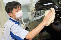 今回「バイパー」に「EXキーパー」を施工した、KeePer技研の小暮義久氏。コロナ禍のもとでの取材だったので、マスクをしての“ご出演”と相成った。