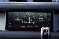 インフォテインメントシステムには最新の「Pivi Pro」を採用。センターデフロックもタッチスクリーンを介して操作する。