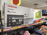 ディスカウントスーパーの特売品コーナーに積まれた東芝の43インチ「Android TV」は299ユーロ。2021年撮影。奥にはシャープの50インチスマートTVが。