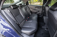 ホイールベースが先代より50mm長い2750mmとなったことで、タンデムディスタンス＝前後席間距離も＋8mmの936mmに伸ばされた。後席は見た目以上に広く、頭上にも足元にも十分な余裕が感じられた。