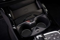 センターコンソールには、カップホルダーのほかスマートフォン専用のスペースを確保。車両とスマホのスマートな連携を可能にするアプリ「BMW Connected」も利用できる。