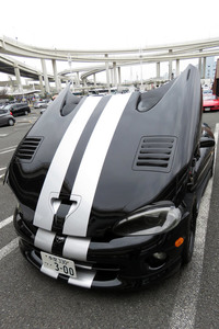 バイパーのフロントカウルは、普通のクルマで言うところのボンネットと左右フロントフェンダーが一体となったもの。樹脂製なのにけっこう重い。