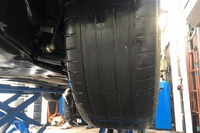 愛車ちょいワル特急についていた「ミシュラン・パイロットスポーツ4」のトレッド面。購入時は、こんな感じでもうツルツルのテカテカでカチカチだった。