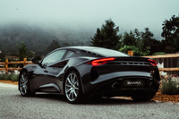 「エミーラV6ファーストエディション」の外観は、「ローワーブラックパック」や「チタニウムエキゾーストテールパイプフィニッシャー」などでドレスアップされている。20インチの「超軽量Vスポーク鍛造ダイヤモンドカットアロイホイール」も装着。これらのアイテムは、ロータスのデザインチームの手で慎重にセレクトされている。