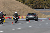 前走車役の「アウディQ3スポーツバック」に続き、コースに入る筆者。