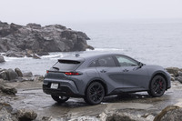 新世代「クラウン」の第1弾として登場した「クロスオーバー」と同じGA-Kプラットフォームを使うが、ホイールベースは80mm短い。