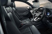 「Q3スポーツバックhigh style」のインテリア。