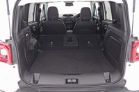 後席を前方に倒し、荷室を最大化した状態。フロアレベルは、純ガソリンエンジン車に比べてやや高くなっている。