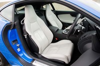 シートフレーム素材にマグネシウムを採用した、新デザインのシート。最大で8kgの軽量化を実現したほか、足元のスペースも広くなっている。