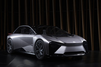 2026年のリリースを予定している次世代EVのコンセプトモデル「LF-ZC」。目標とする航続距離は1000kmで、充電時間を従来の70％に短縮するという。