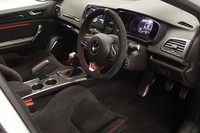 右ハンドルの日本仕様車であることは、ドライバーのウルゴン氏にとってはやや不利。初回のアタックではMTのシフトミスを悔やむ場面も見られた。