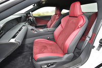 標準グレードと“Sパッケージ”にはアルカンターラと本革からなるスポーツシートが装着される。インテリアカラーはダークローズ。