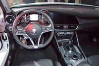 2眼式のメーターが与えられたコックピット。センターコンソールは運転席側に傾けられている。